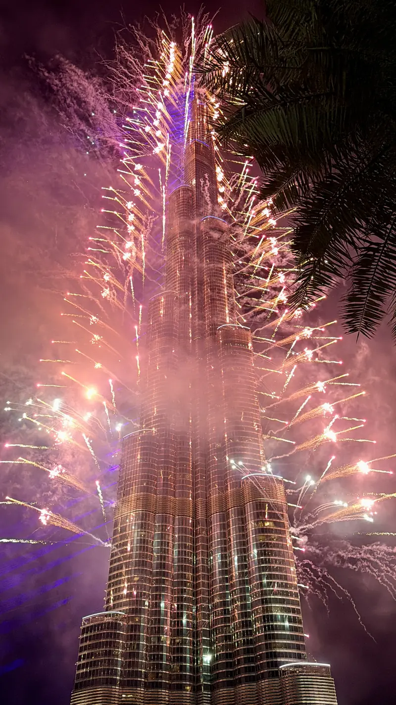 Burj Khalifa iluminado com fogos em Dubai